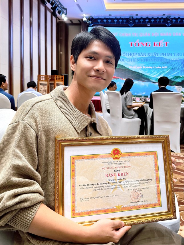 Dàn sao ‘Cuộc chiến không giới tuyến’ được trao tặng bằng khen ảnh 5