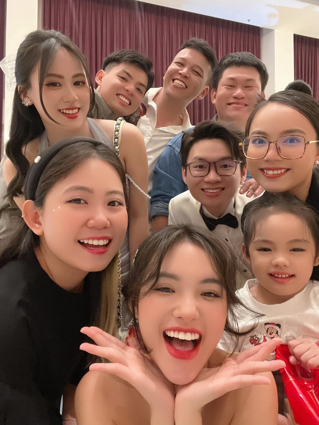 Showbiz 19/12: Dàn sao phim 'Gia đình phép thuật' gặp lại sau 15 năm ảnh 2