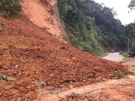 Giải cứu người đàn ông bị hàng chục m3 đất vùi lấp ở Lạng Sơn ảnh 2