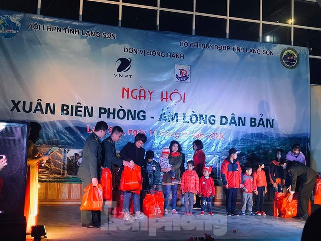 'Xuân Biên phòng- ấm lòng dân bản' ở biên cương Lạng Sơn ảnh 1