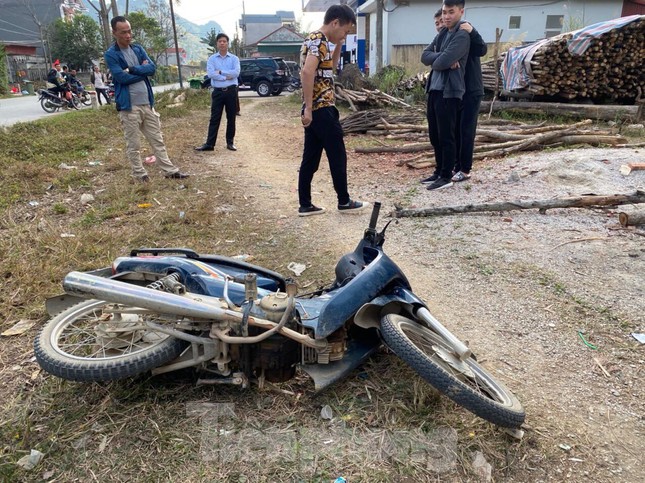 Cướp rút súng dí vào đầu người đi đường hòng lấy xe máy để thoát thân ảnh 1