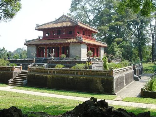Từ khi vào cung cho đến khi qua đời, bà Tự Dụ sống qua các thời vua nào?