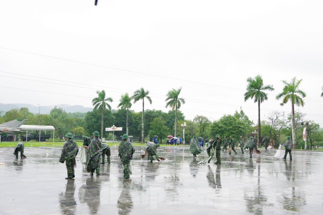 300 chiến sĩ, đoàn viên đội mưa dọn dẹp khuôn viên di tích Truông Bồn ảnh 5
