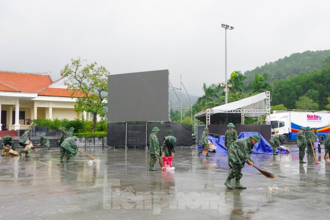 300 chiến sĩ, đoàn viên đội mưa dọn dẹp khuôn viên di tích Truông Bồn ảnh 3