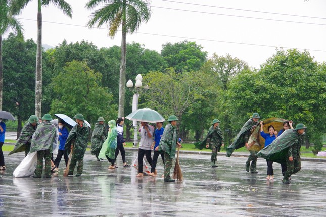 300 chiến sĩ, đoàn viên đội mưa dọn dẹp khuôn viên di tích Truông Bồn ảnh 10