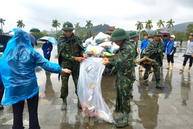 300 chiến sĩ, đoàn viên đội mưa dọn dẹp khuôn viên di tích Truông Bồn ảnh 7