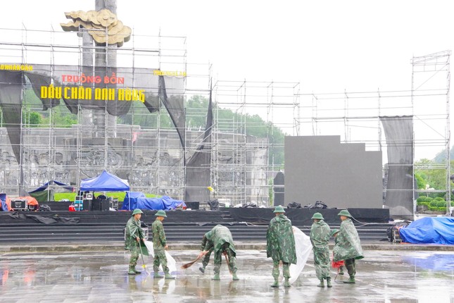 300 chiến sĩ, đoàn viên đội mưa dọn dẹp khuôn viên di tích Truông Bồn ảnh 9