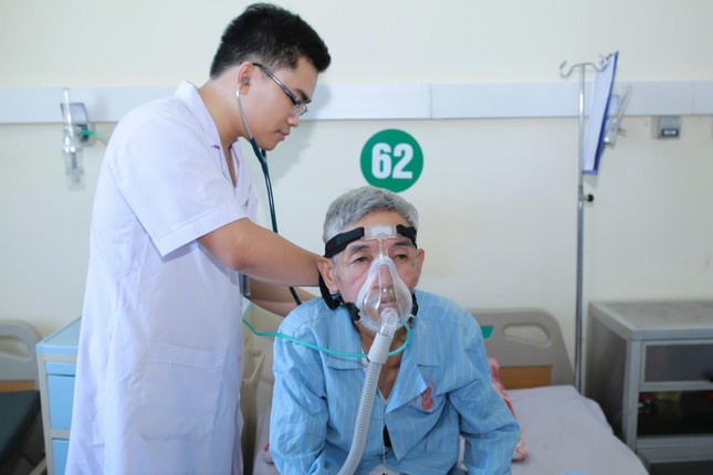 Chàng bác sỹ dân tộc Thổ hết lòng vì người bệnh ảnh 2