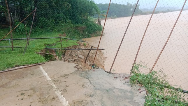 Sông lấn làng, dân thấp thỏm lo âu khi mùa mưa lũ đến ảnh 2
