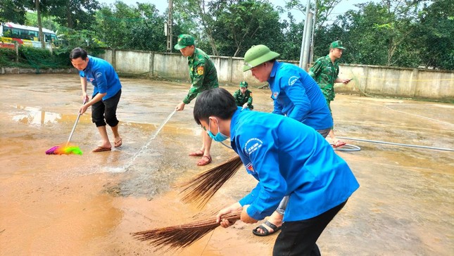 Áo xanh tình nguyện giúp người dân dọn bùn sau lũ ảnh 7