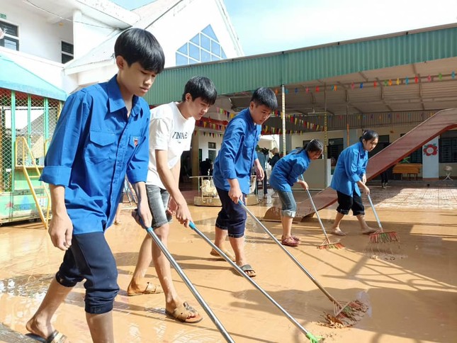 Áo xanh tình nguyện giúp người dân dọn bùn sau lũ ảnh 4