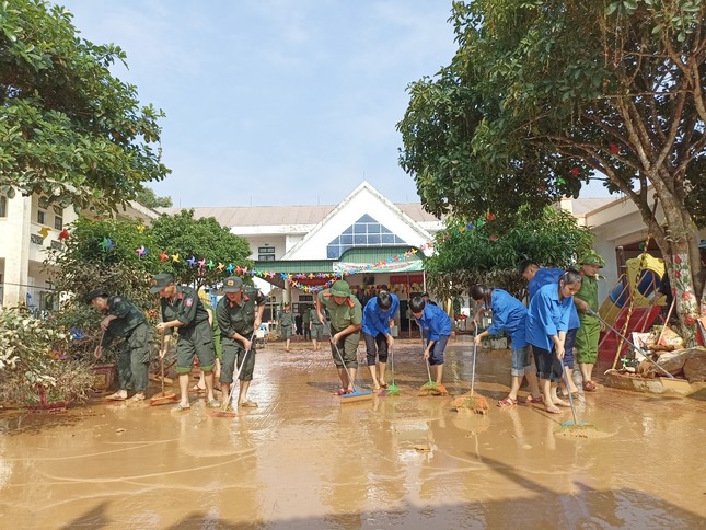 Áo xanh tình nguyện giúp người dân dọn bùn sau lũ ảnh 9