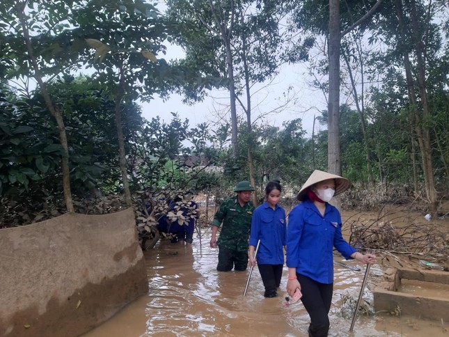 Áo xanh tình nguyện giúp người dân dọn bùn sau lũ ảnh 1