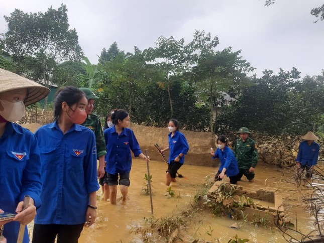 Áo xanh tình nguyện giúp người dân dọn bùn sau lũ ảnh 10