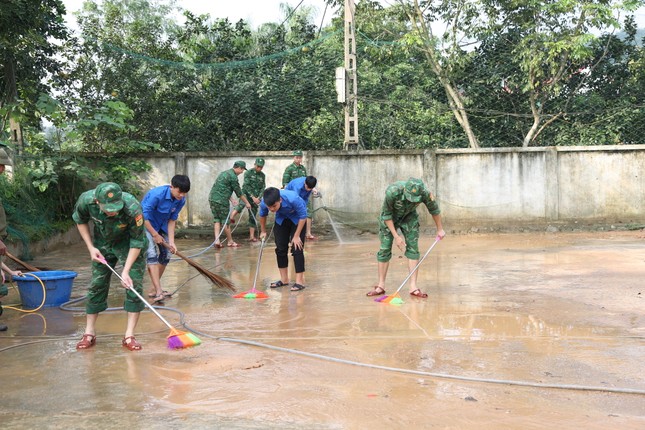 Áo xanh tình nguyện giúp người dân dọn bùn sau lũ ảnh 6