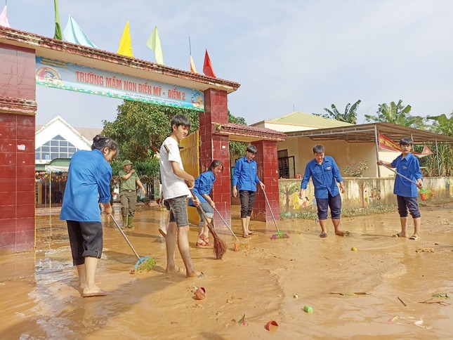 Áo xanh tình nguyện giúp người dân dọn bùn sau lũ ảnh 12