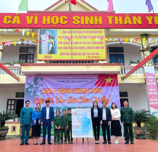 Tuổi trẻ Hà Tĩnh treo gần 1.000 bản đồ 'Tự hào một dải non sông' ảnh 1