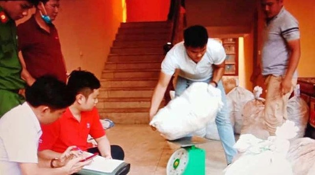 Công an tiết lộ quá trình kiểm đếm 700kg ma túy thu bên vệ đường ảnh 1