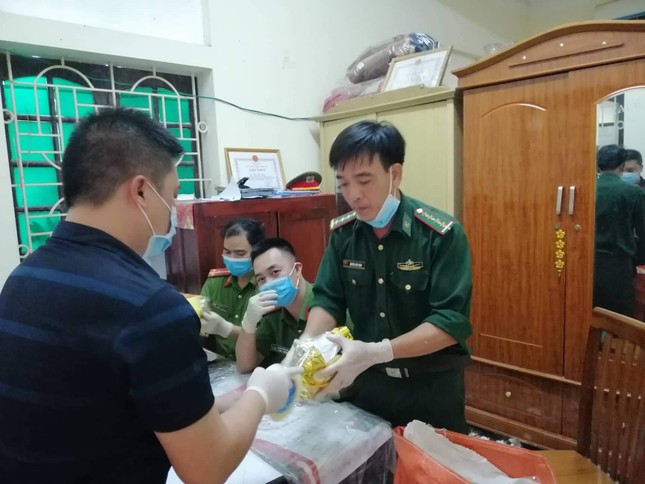 Công an tiết lộ quá trình kiểm đếm 700kg ma túy thu bên vệ đường ảnh 2