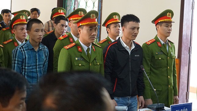 Hoãn phiên tòa xử 4 đối tượng vận chuyển ma túy ôm súng cố thủ trong xe ảnh 2