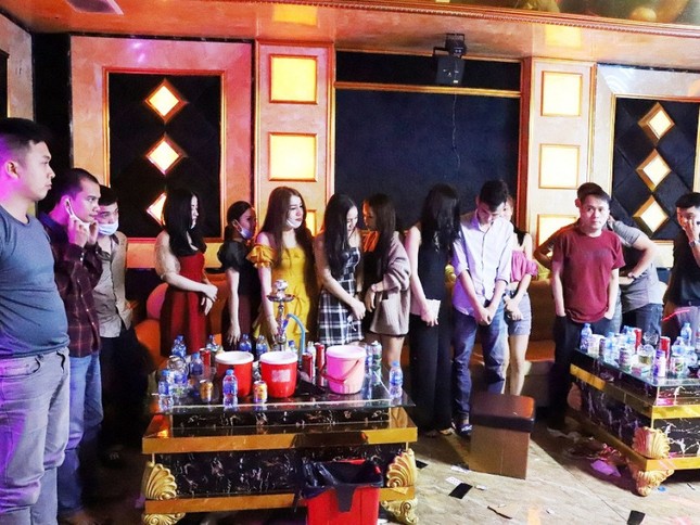 Trinh sát kể phút đột kích bắt 76 dân chơi dự 'đại tiệc ma túy' giữa dịch COVID-19 ảnh 1