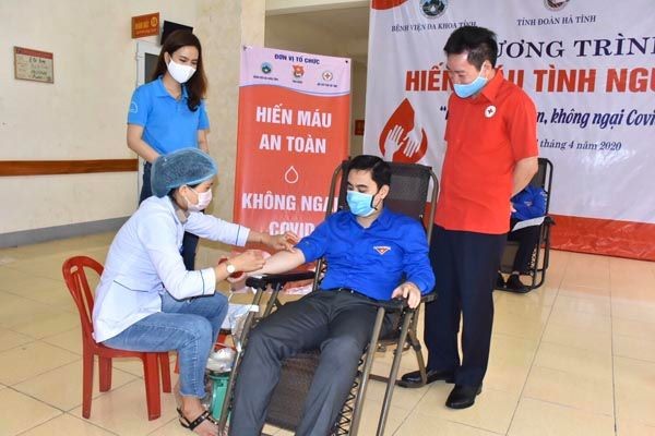 Thanh niên Hà Tĩnh 'hiến máu an toàn, không ngại Covid' ảnh 1