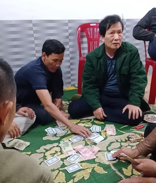 Cách chức chủ tịch xã đánh bạc trong mùa dịch COVID-19 ảnh 1