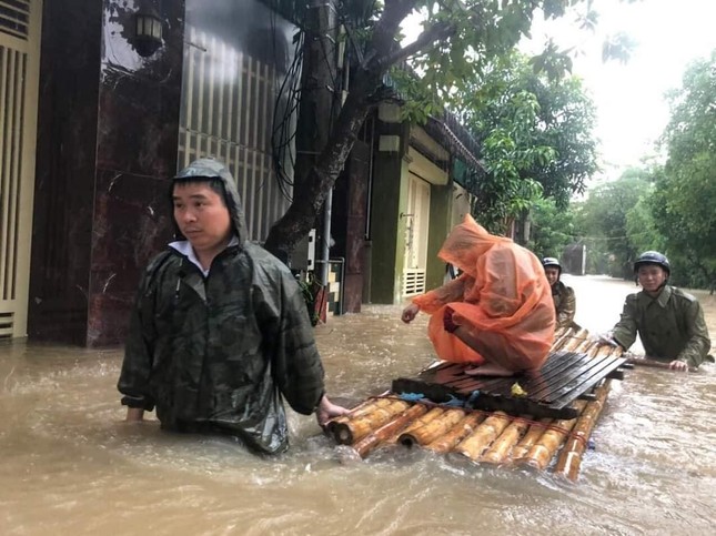 Giải cứu người dân bị mắc kẹt trong biển nước ảnh 7