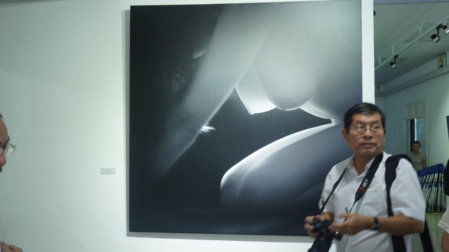 Ảnh nude chọn triển lãm quá an toàn, nghệ sĩ nói gì? ảnh 3