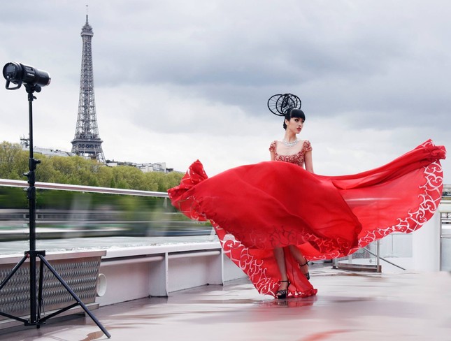 Siêu mẫu quốc tế Jessica Minh Anh bất ngờ đóng phim hành động về đề tài ấu dâm ảnh 1