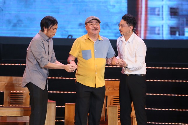 Hoài Linh rưng rưng nhớ Chí Tài, cảm ơn người nhận lời diễn cùng anh thay nam danh hài ảnh 2