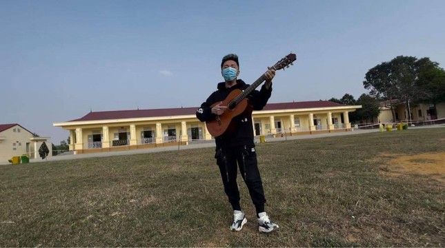 Ca sĩ Minh Vương M4U đón Tết xa nhà, thực hiện MV trong khu cách ly ảnh 1