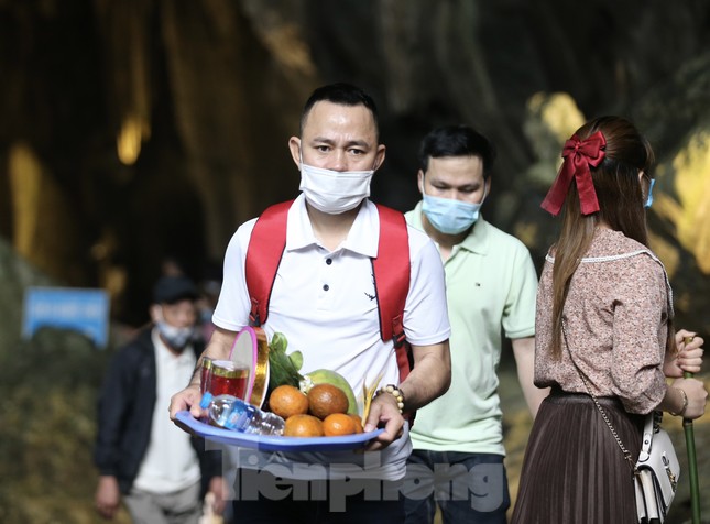 Hơn hai vạn khách trẩy hội chùa Hương trong ngày đầu mở cửa ảnh 1