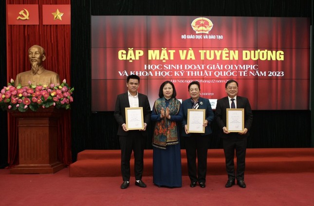 Vinh danh học sinh đoạt giải Olympic quốc tế, khu vực ảnh 4