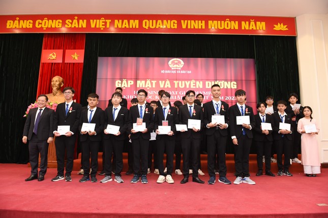 Vinh danh học sinh đoạt giải Olympic quốc tế, khu vực ảnh 3