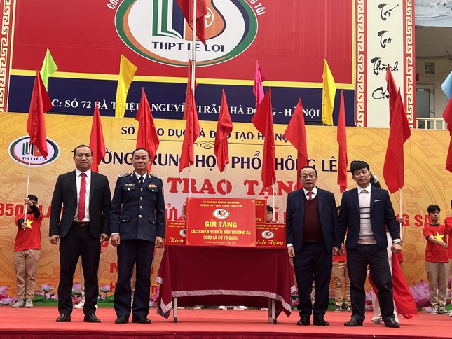 Học sinh Hà Nội tặng 3.500 lá cờ cho Trường Sa ảnh 2