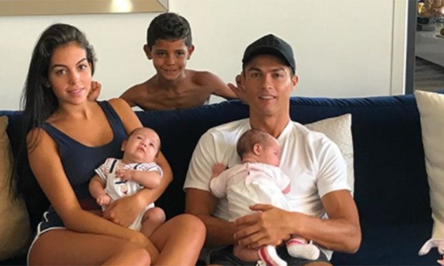 Bạn gái Ronaldo gợi cảm sau 1 tháng sinh nở ảnh 2