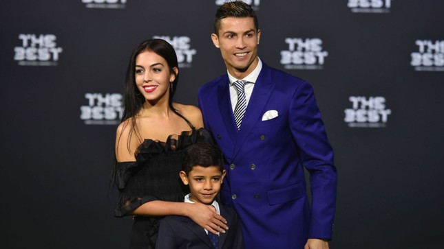 Bạn gái Ronaldo gợi cảm sau 1 tháng sinh nở ảnh 3