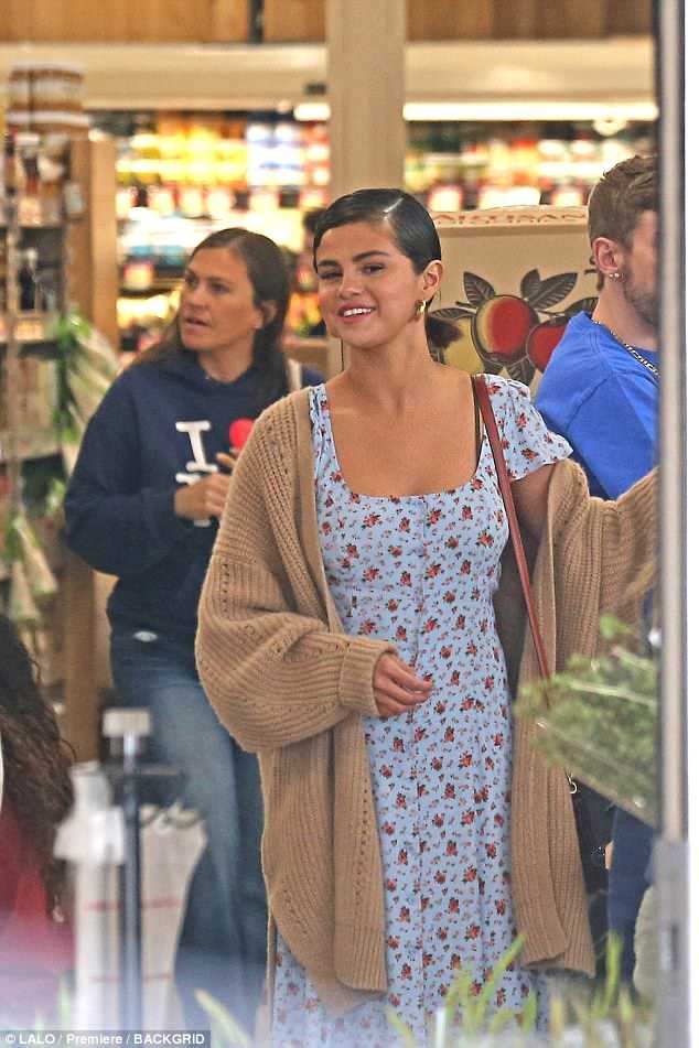 Selena Gomez is sexy on the street, indifferent when Justin Bieber is dating a strange girl photo 5