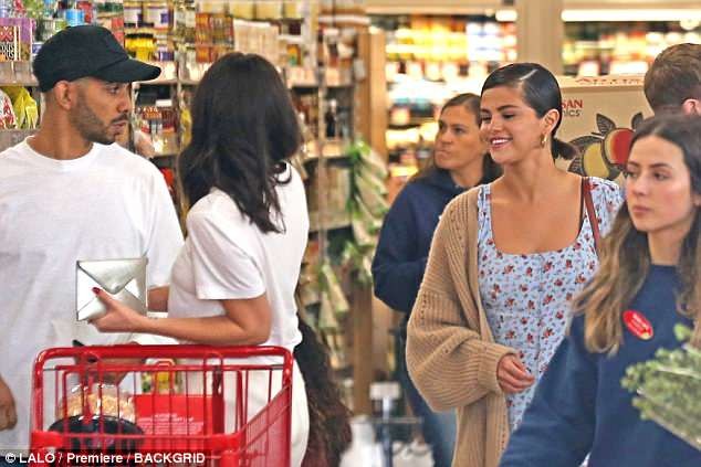 Selena Gomez is sexy on the street, indifferent when Justin Bieber is dating a strange girl photo 6