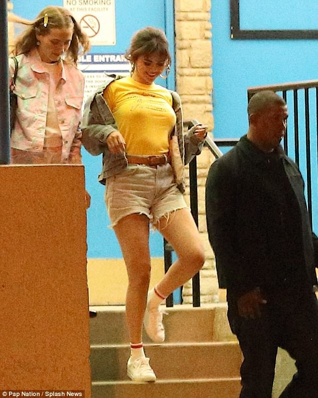 Selena Gomez is sexy on the street, indifferent when Justin Bieber is dating a strange girl photo 10