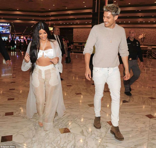 Kim Kardashian diện xuyên thấu siêu quyến rũ ở Las Vegas ảnh 6