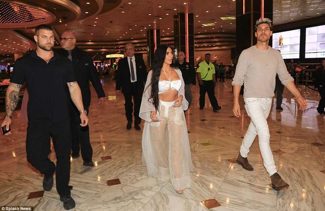 Kim Kardashian diện xuyên thấu siêu quyến rũ ở Las Vegas ảnh 7
