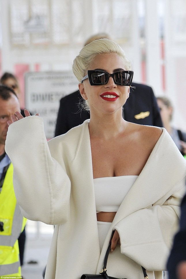 Lady Gaga causes 'fever' with elegant and seductive fashion pH๏τo 1