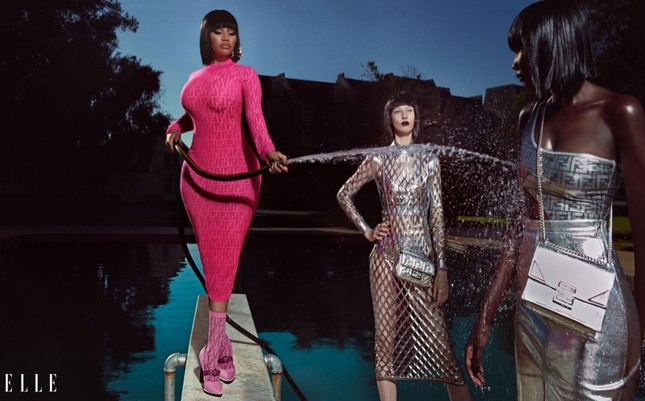 Nicki Minaj's 'hourglass' body is more bizarre than Kim Kardashian's photo 2