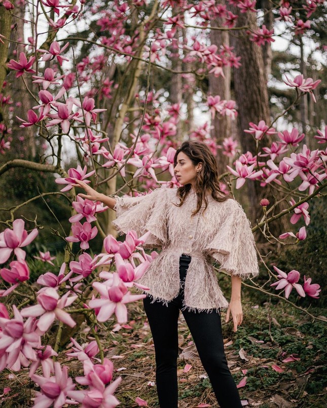 Cách ly ở Paris, nữ blogger và bạn trai mỗi ngày tung một clip 'lầy lội' hết cỡ ảnh 2