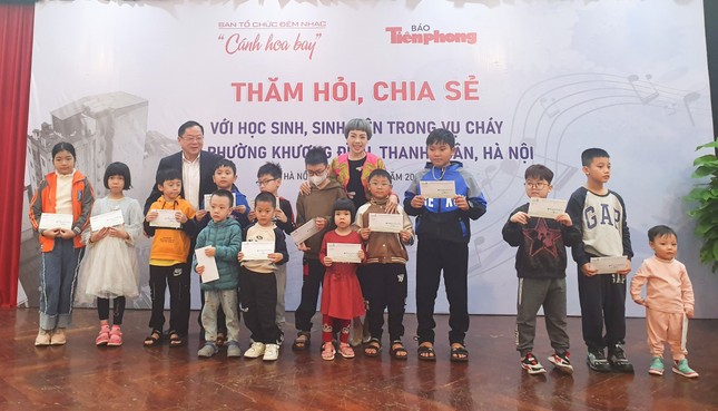 Hỗ trợ 510 triệu đồng cho 34 trẻ, học sinh, sinh viên trong vụ cháy chung cư mini ở Hà Nội ảnh 4