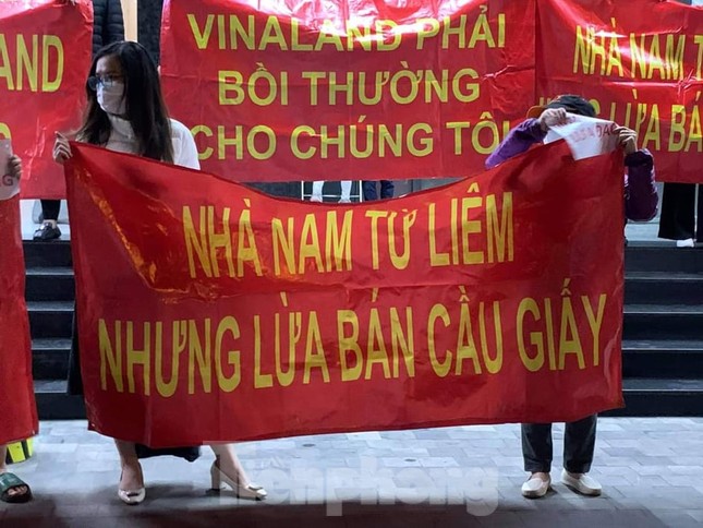Hà Nội: Cư dân căng băng rôn vì mua chung cư 'kẹt' địa giới giữa hai quận ảnh 3