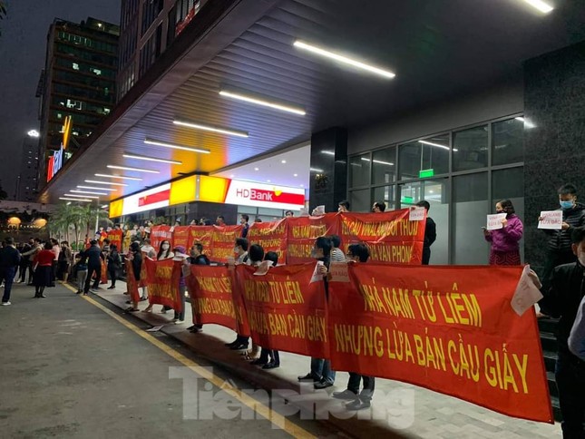 Hà Nội: Cư dân căng băng rôn vì mua chung cư 'kẹt' địa giới giữa hai quận ảnh 2