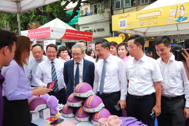 Cuối năm 2023 phố đi bộ hồ Hoàn Kiếm thanh toán không tiền mặt ảnh 3
